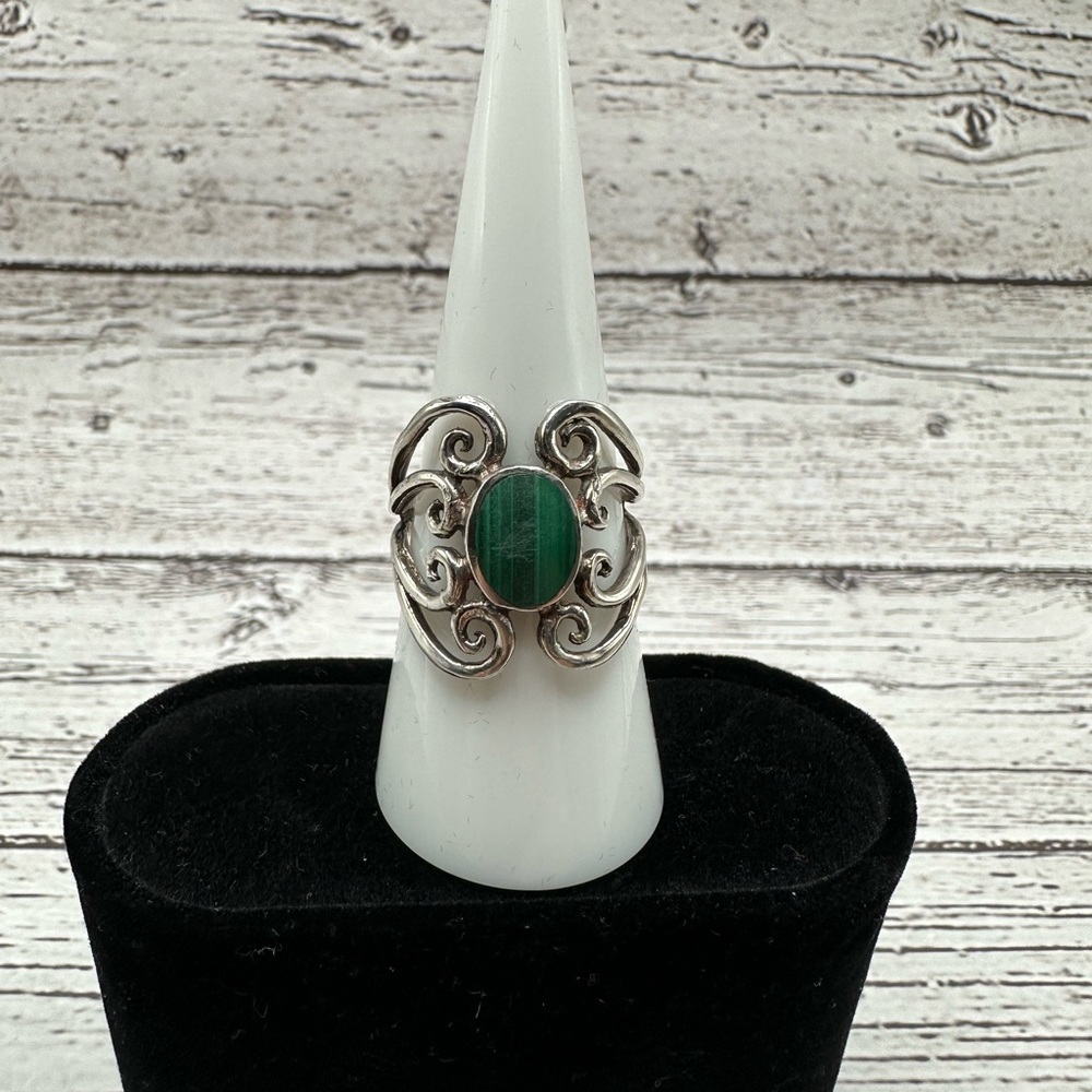 Elegant Silver Ring with Green Malachite Gemstone